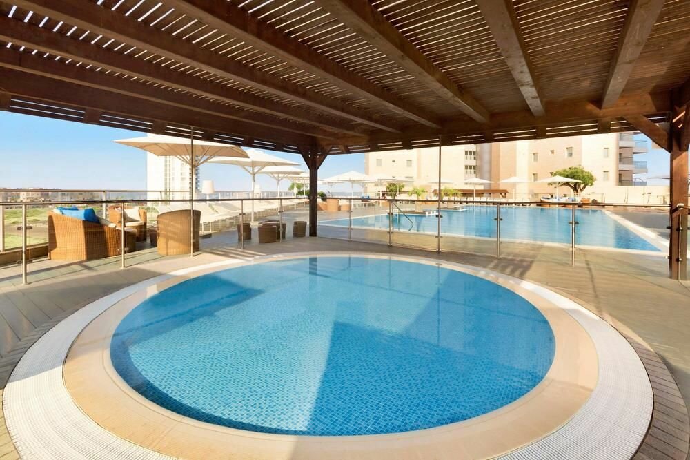 Ramada Hotel Dubai бассейн