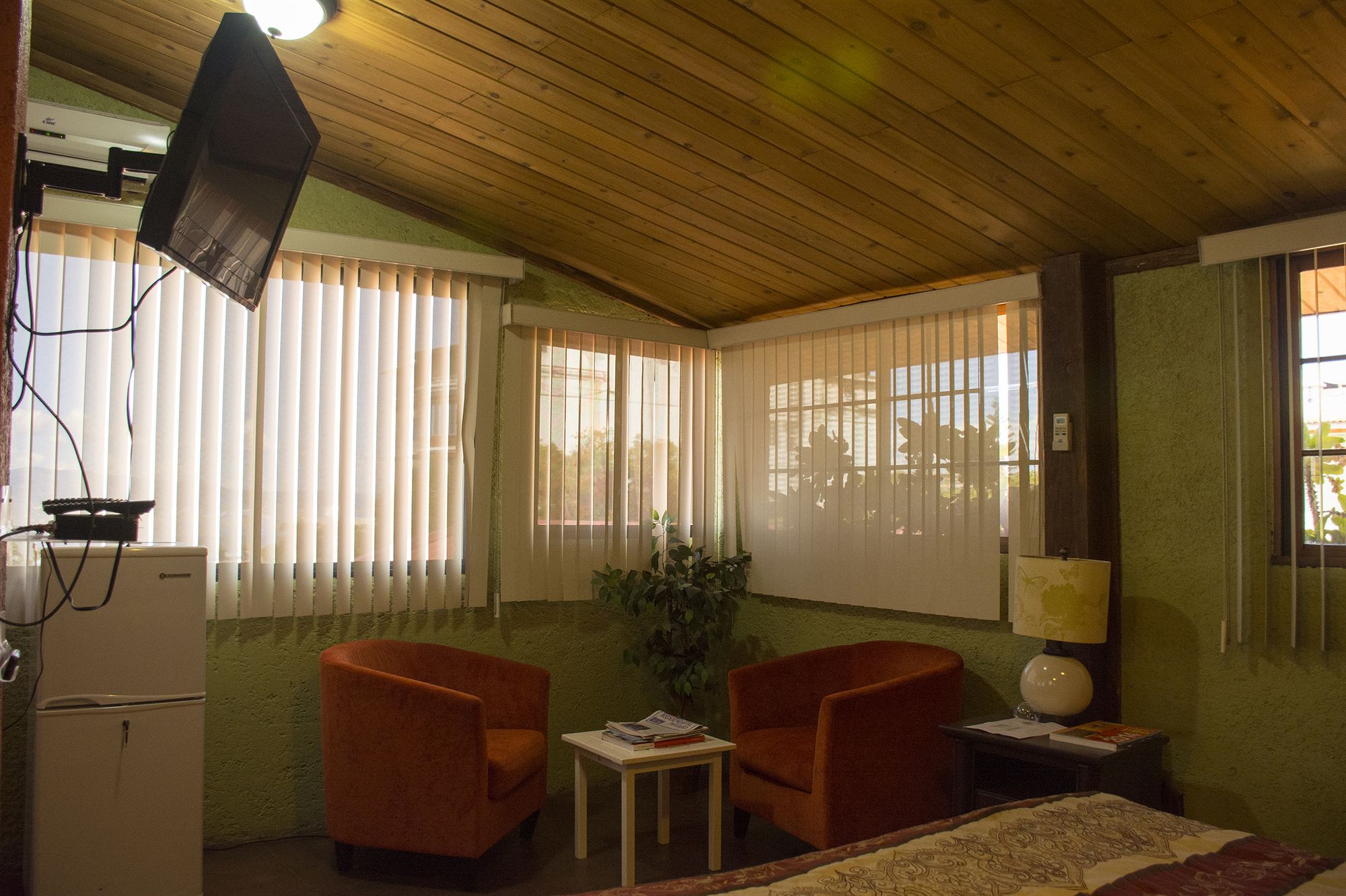 Фото B & B Comfy Inn