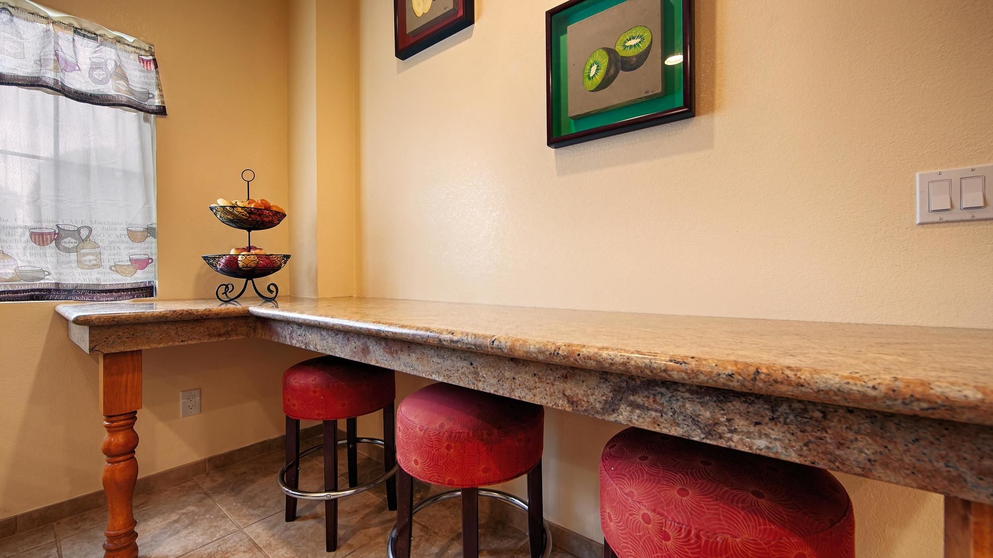 Фото Rancho San Diego Inn & Suites