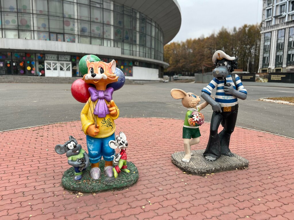 Жанровая скульптура Героям мультфильма Ну, Погоди!, Уфа, фото