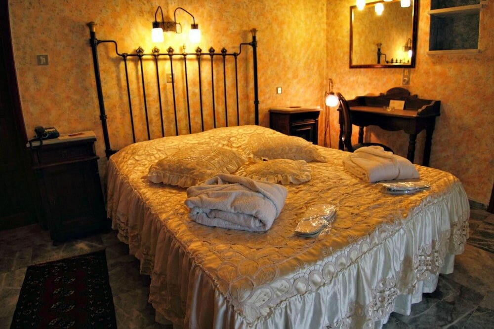 Фото Mytilana Village Hotel