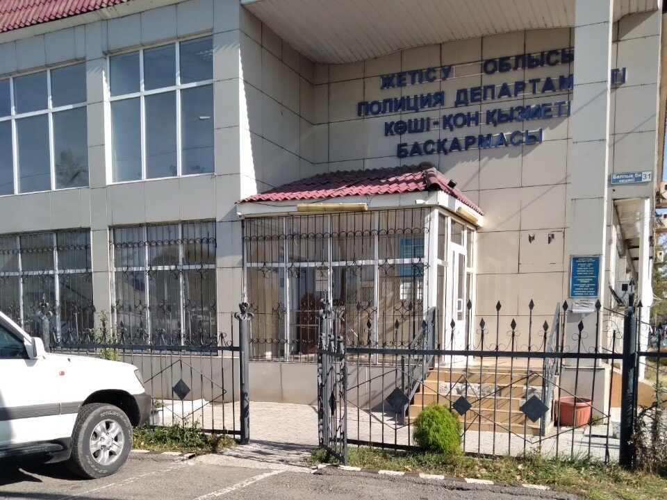 Ішіп алған ананың мысығын жалап