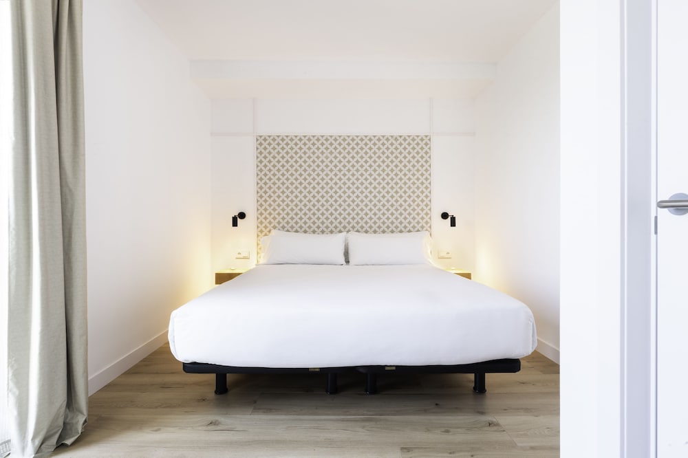 Фото Port Plaza Apartments