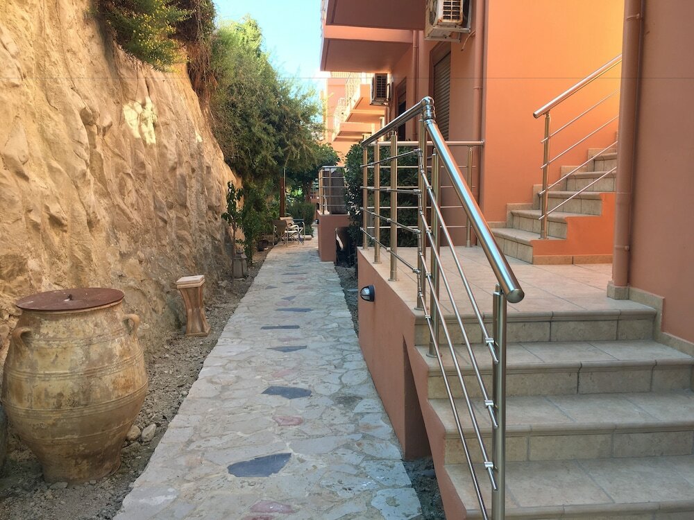 Фото Porto Kalyves Seaside Apartments