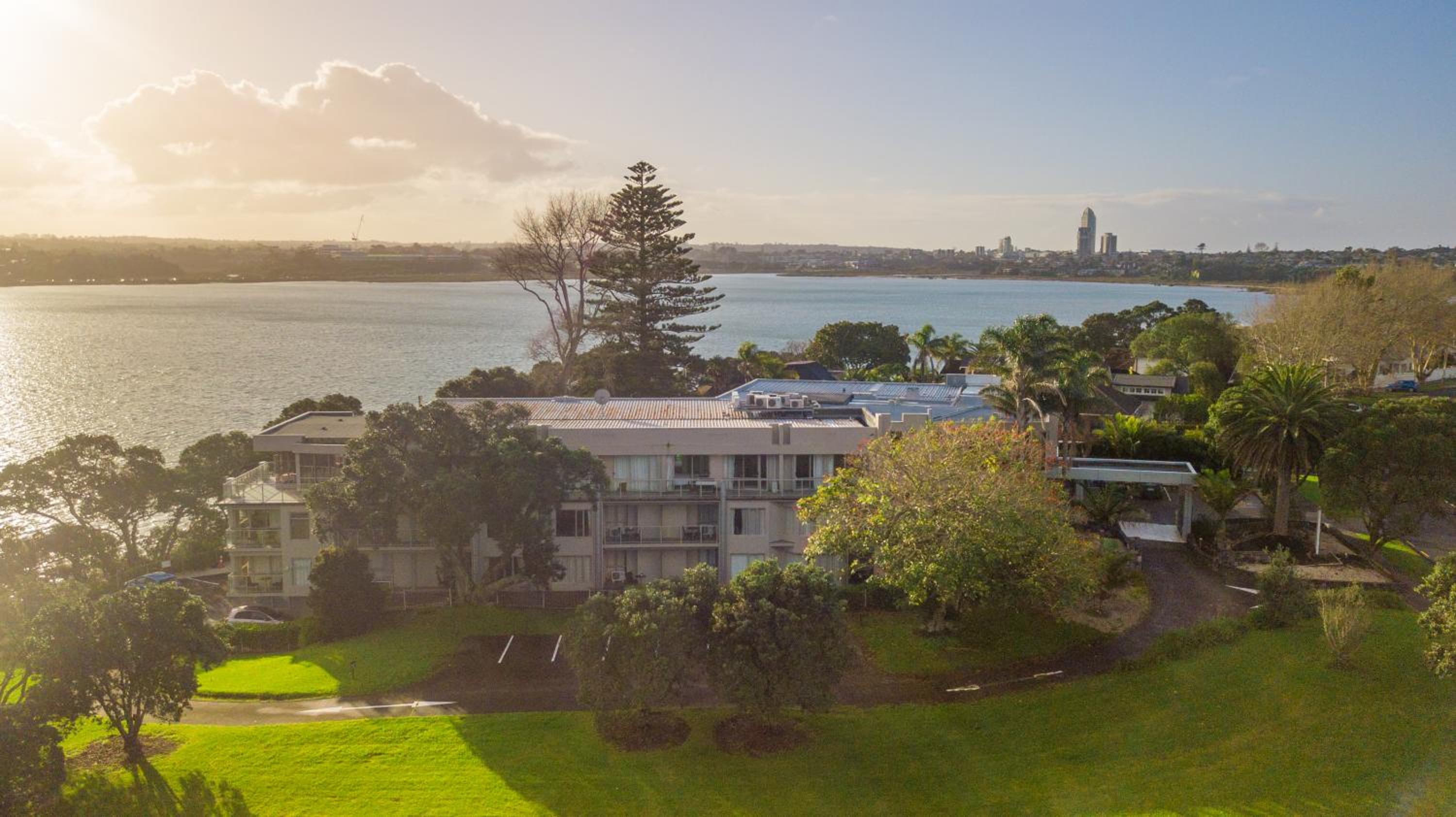 Фото Ocean Breeze Hotel