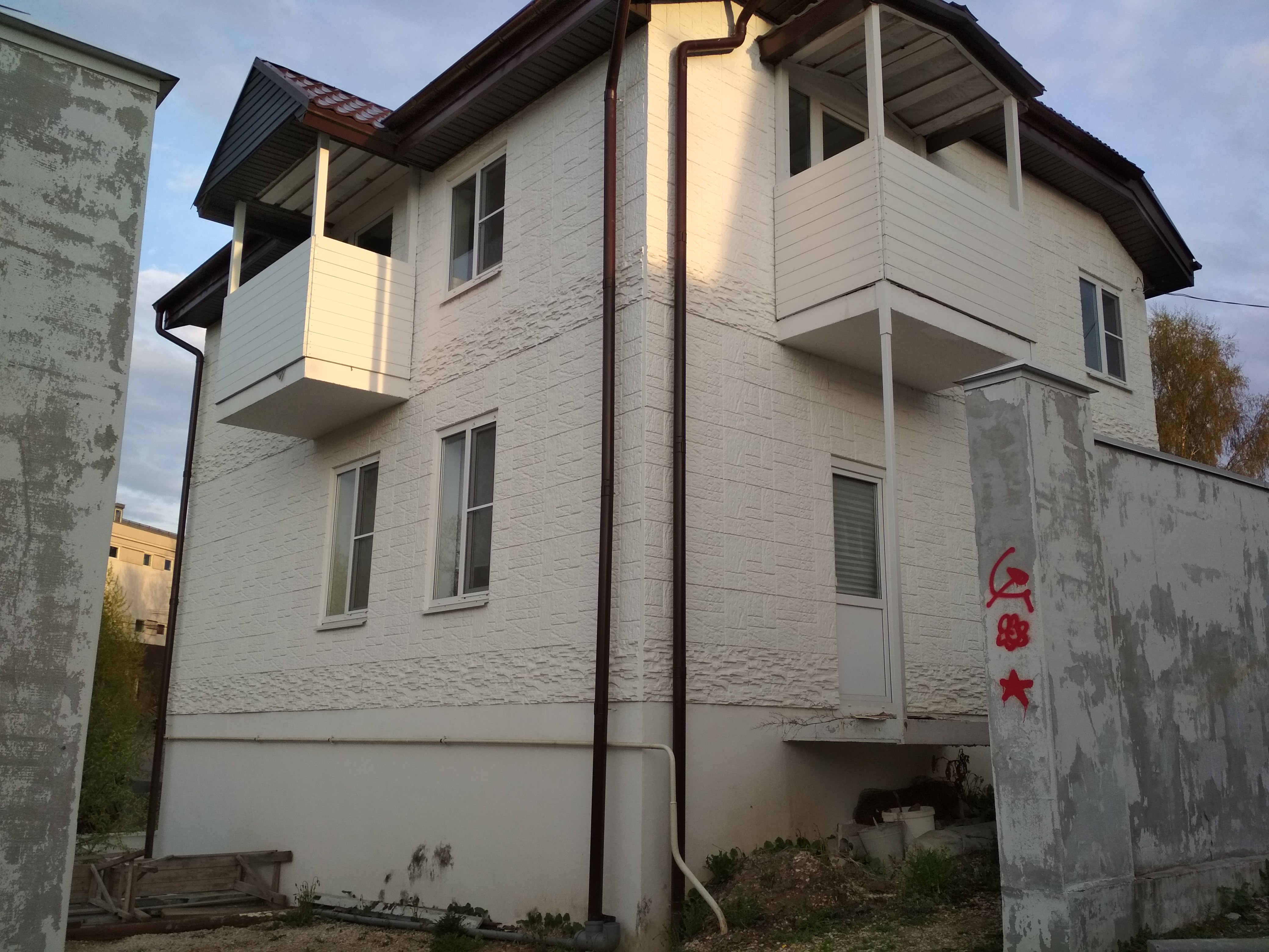 Фото Белоснежный дом в историческом центре