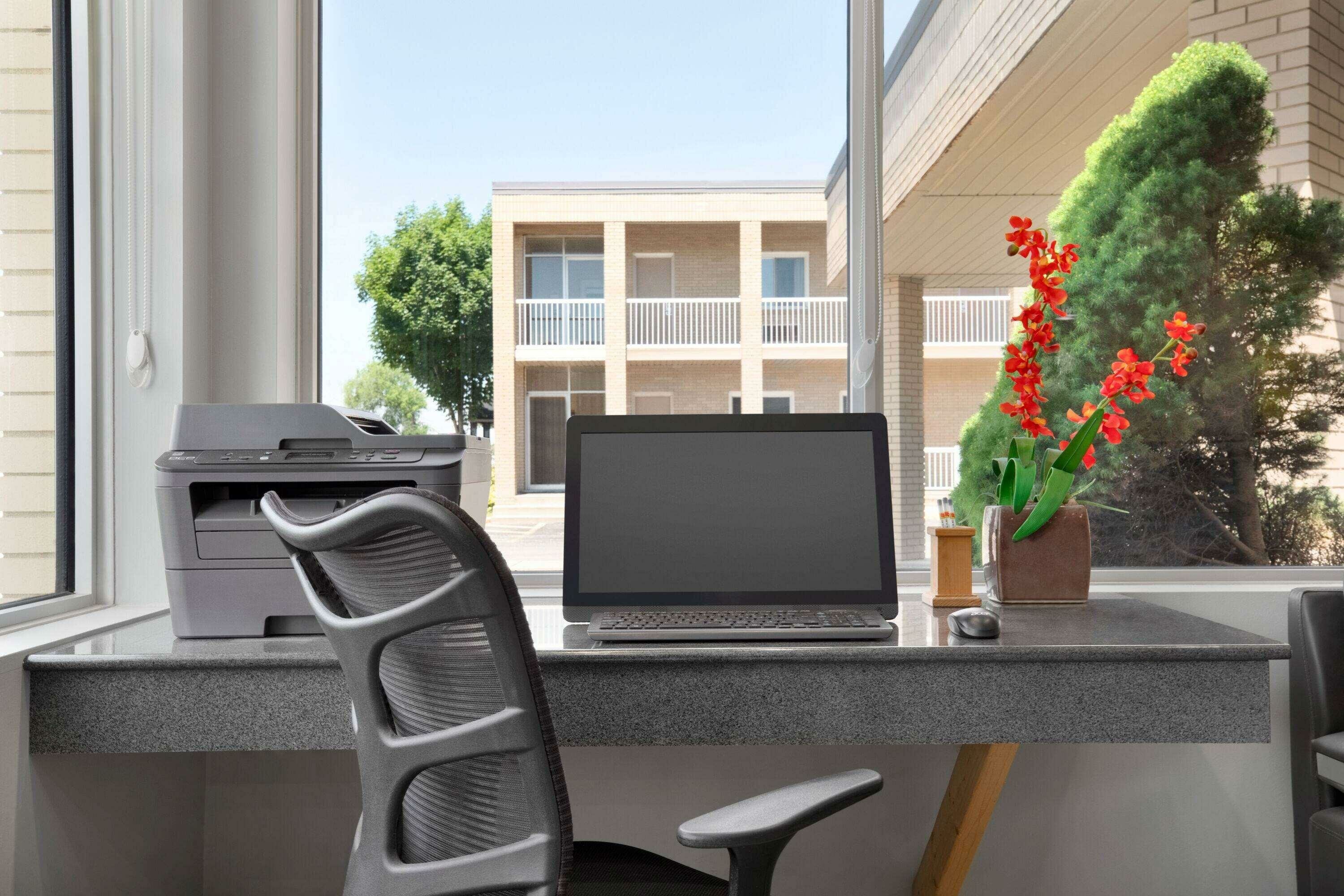 Фото Super 8 by Wyndham Ambassador Bridge Windsor On