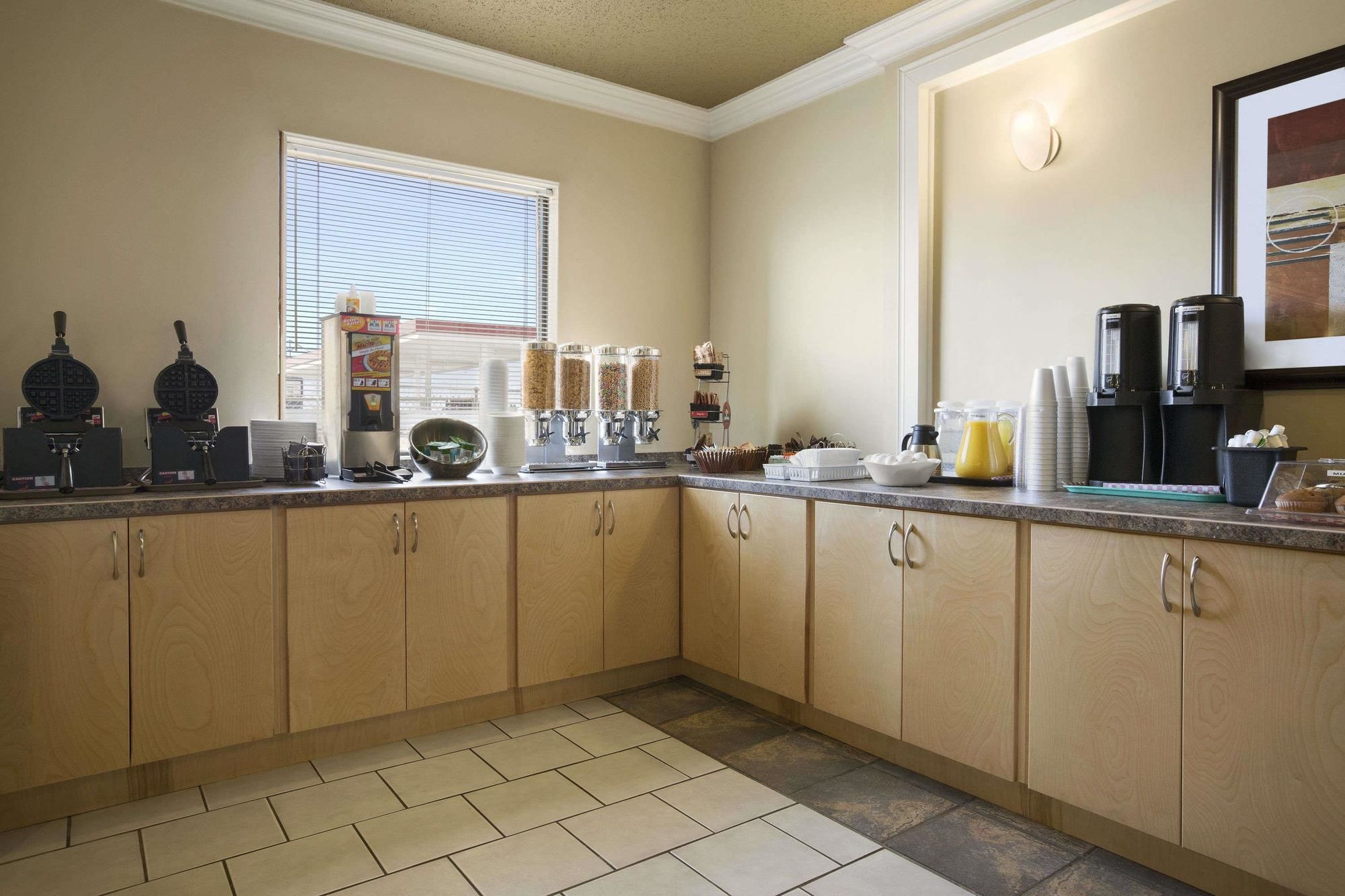 Фото Days Inn by Wyndham High Level