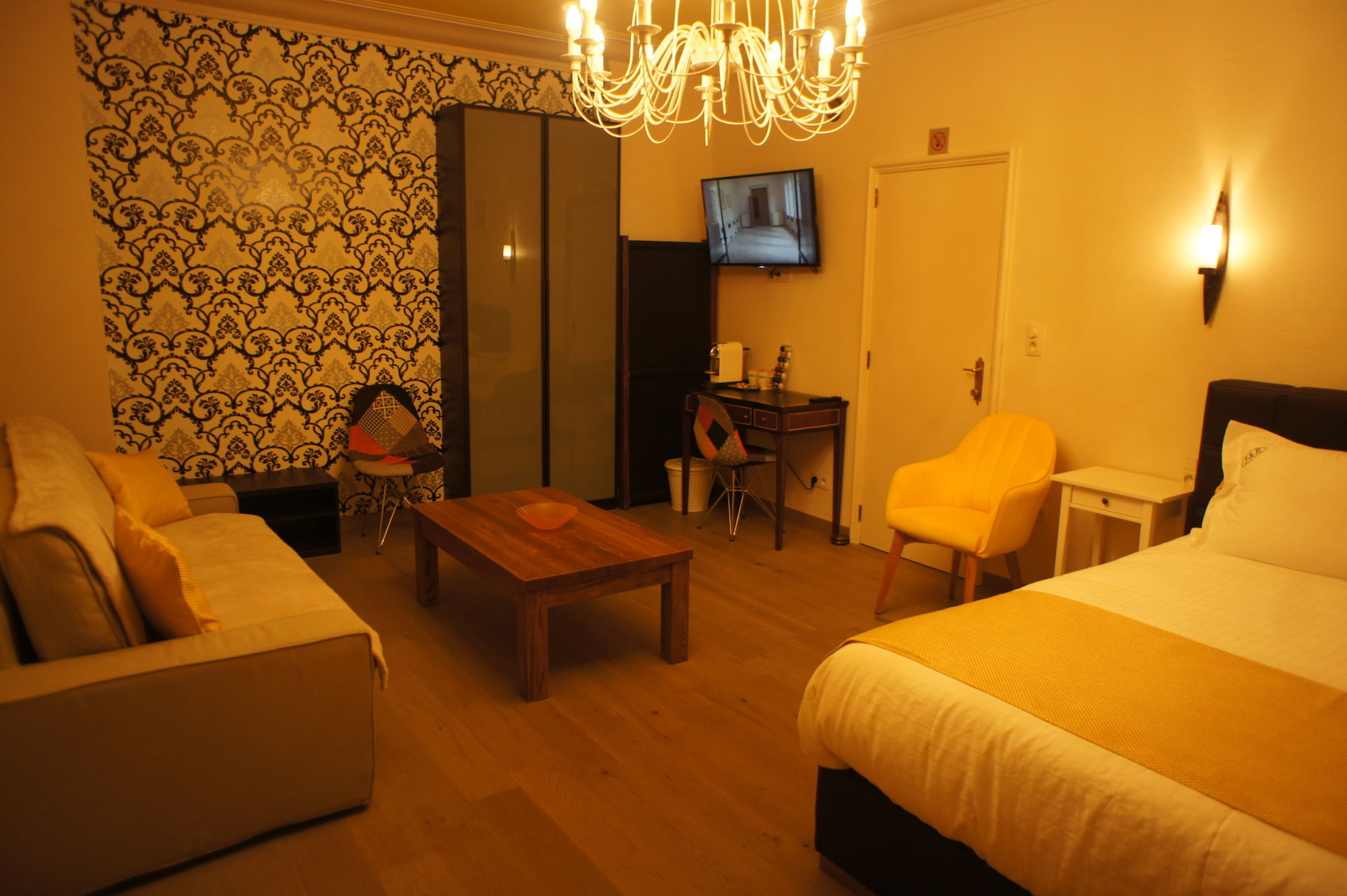 Фото J and R Brussels City Apartment