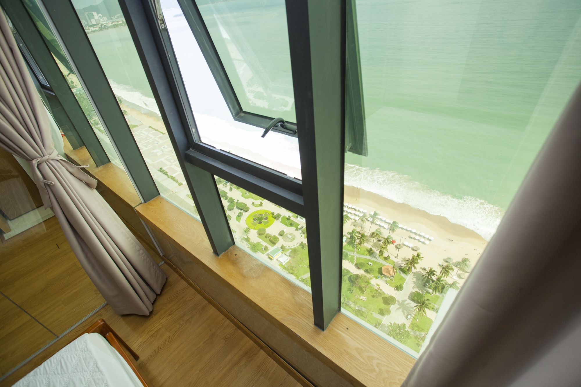 Фото Beach Front Apartment