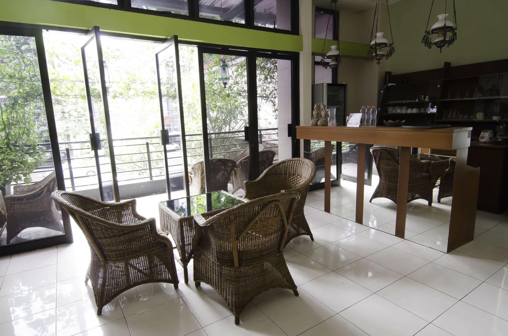 Фото RedDoorz near Gubeng Station