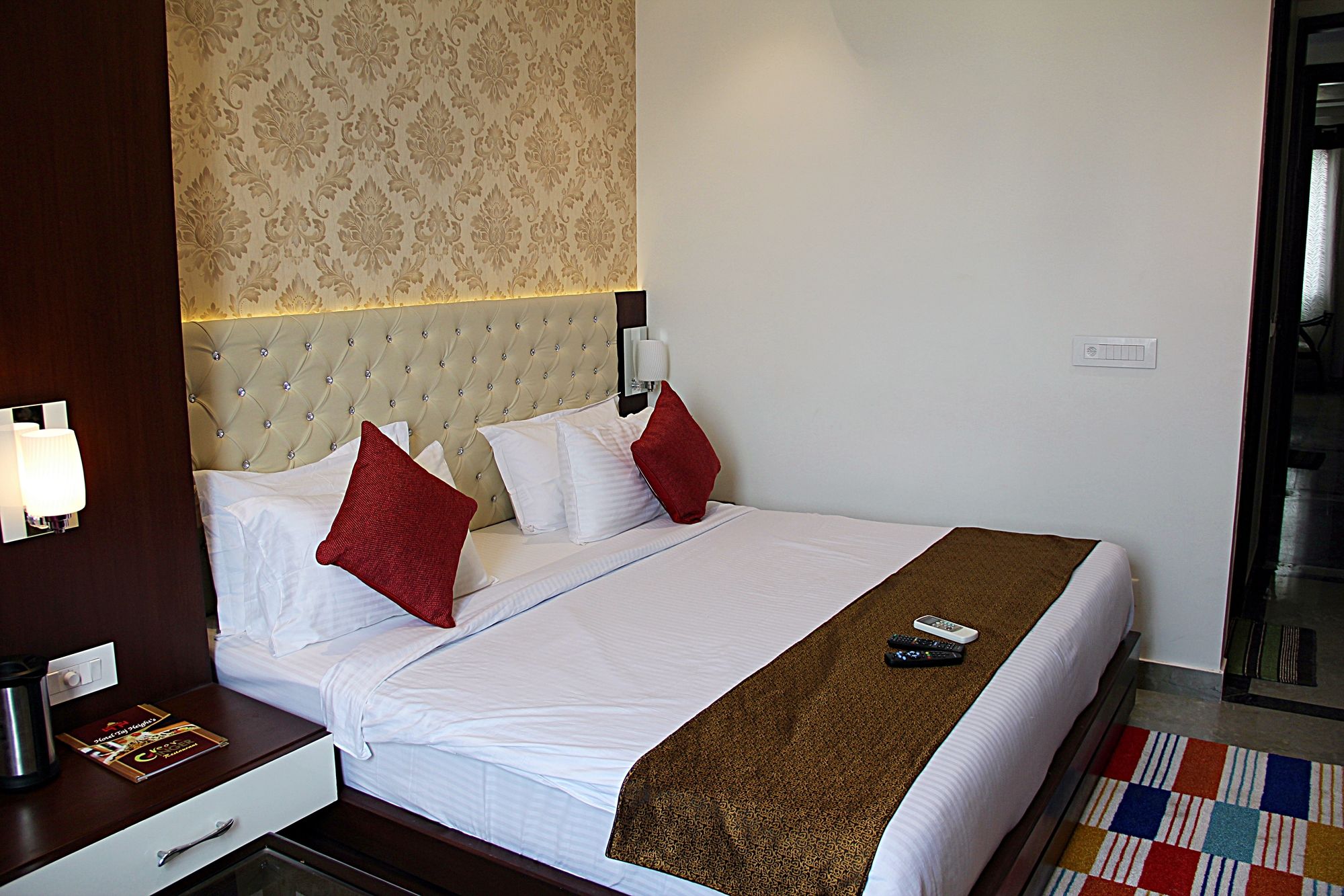 Фото Hotel Taj Heights