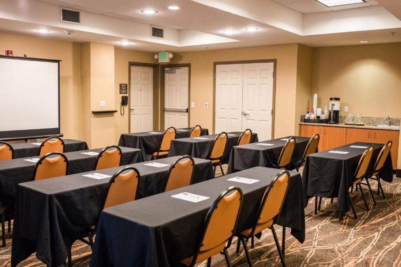 Фото Hampton Inn & Suites Lathrop