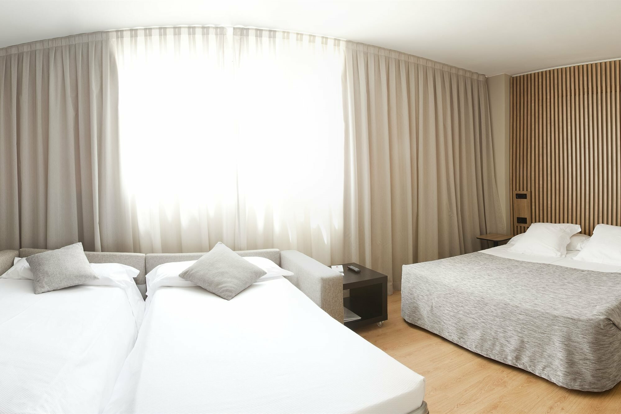 Фото Aparthotel Atenea Barcelona