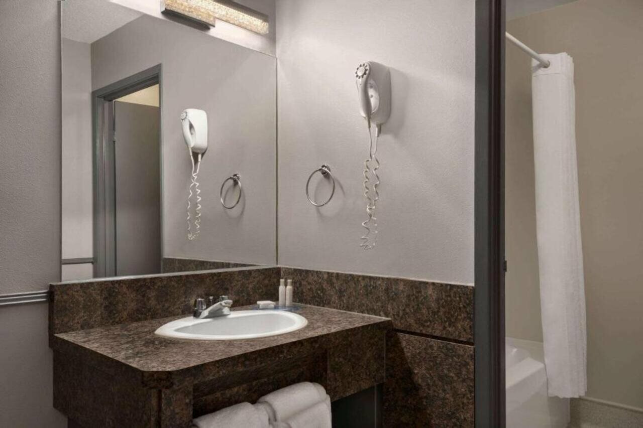 Фото Travelodge by Wyndham Brandon