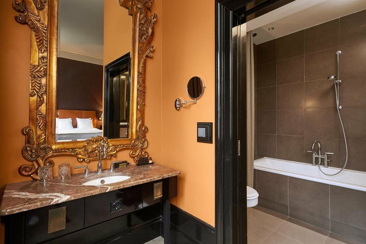 Фото The College Hotel