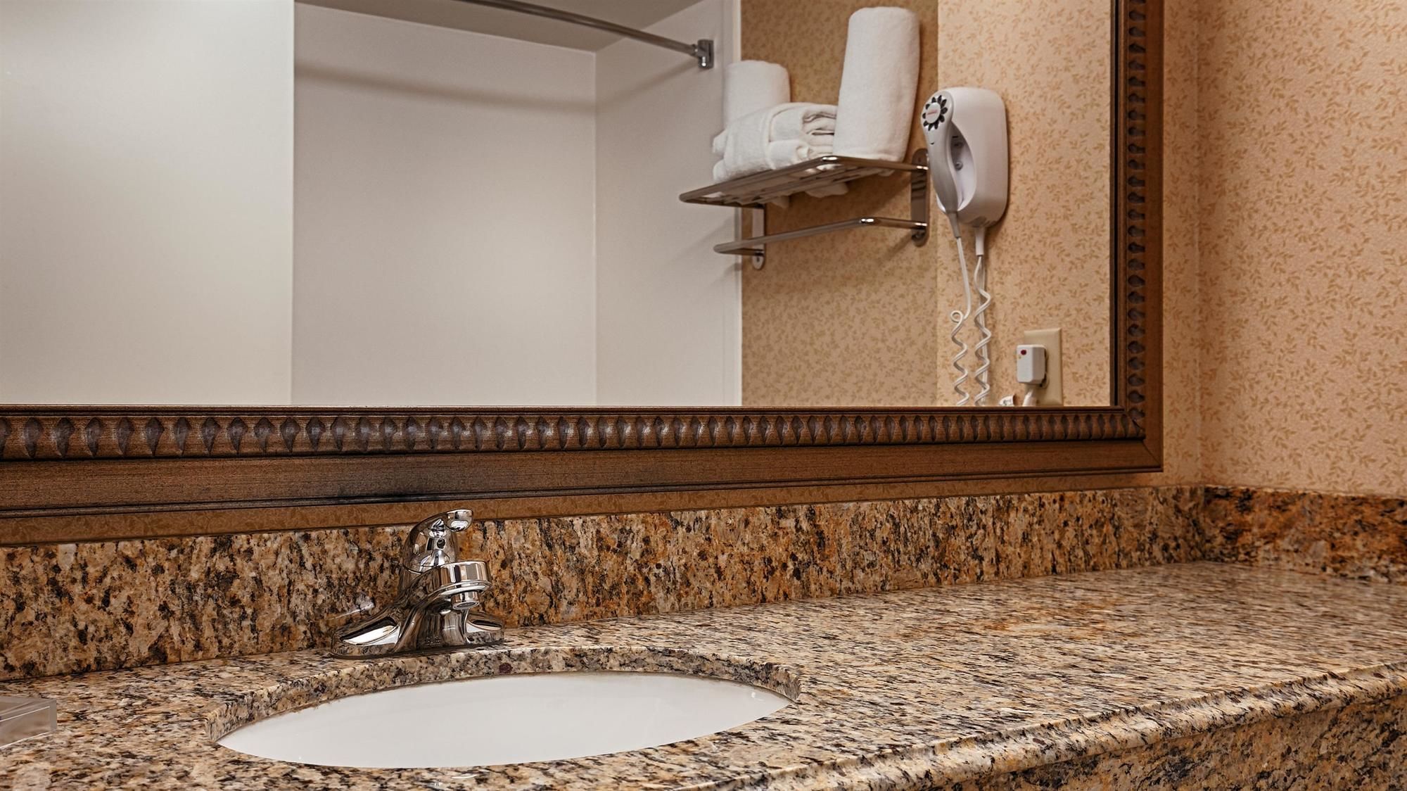 Фото Best Western Executive Inn & Suites