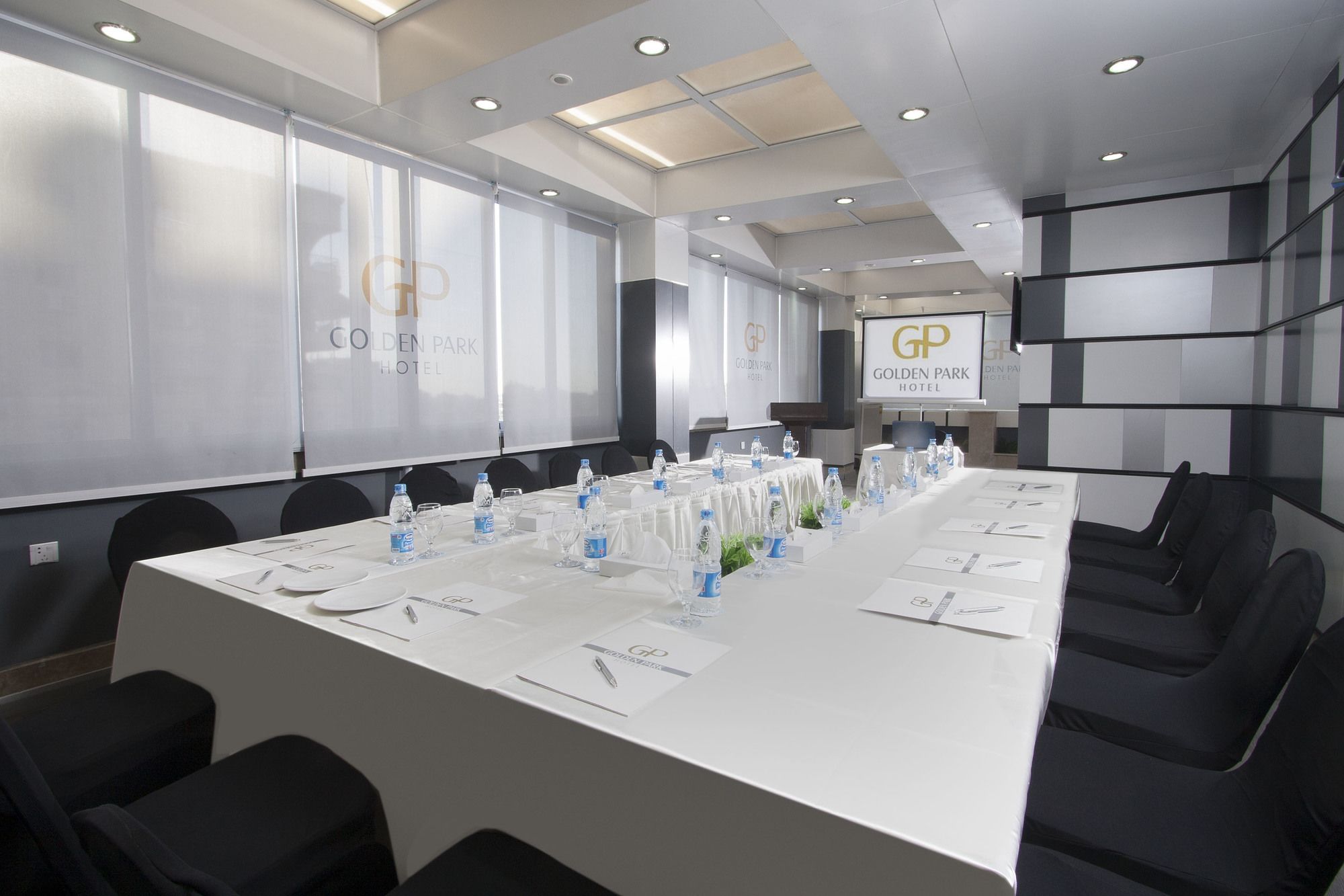 Фото Golden Park Hotel