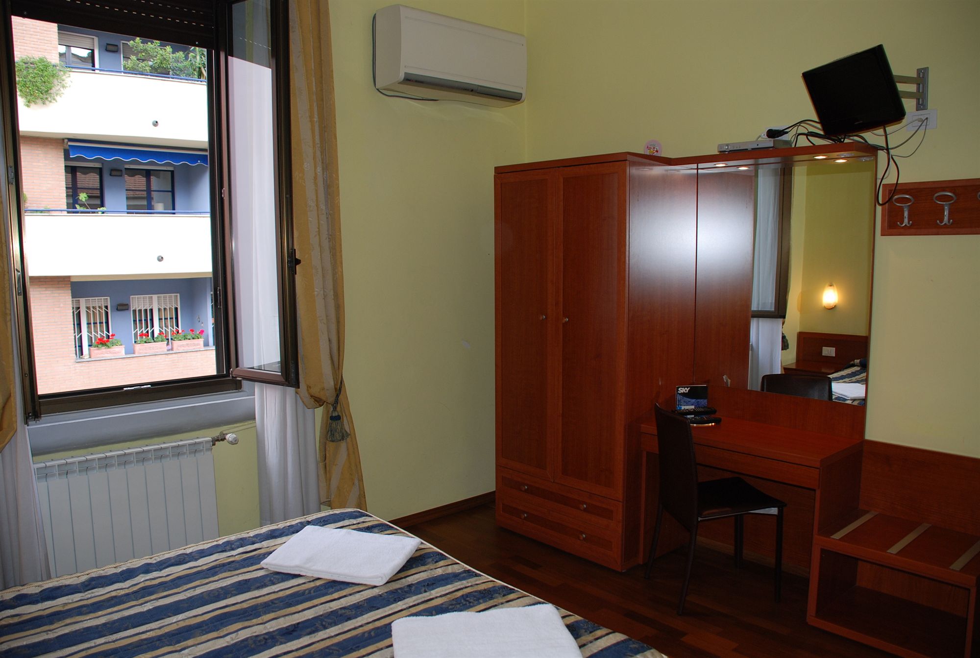 Фото Hotel Bogart 2