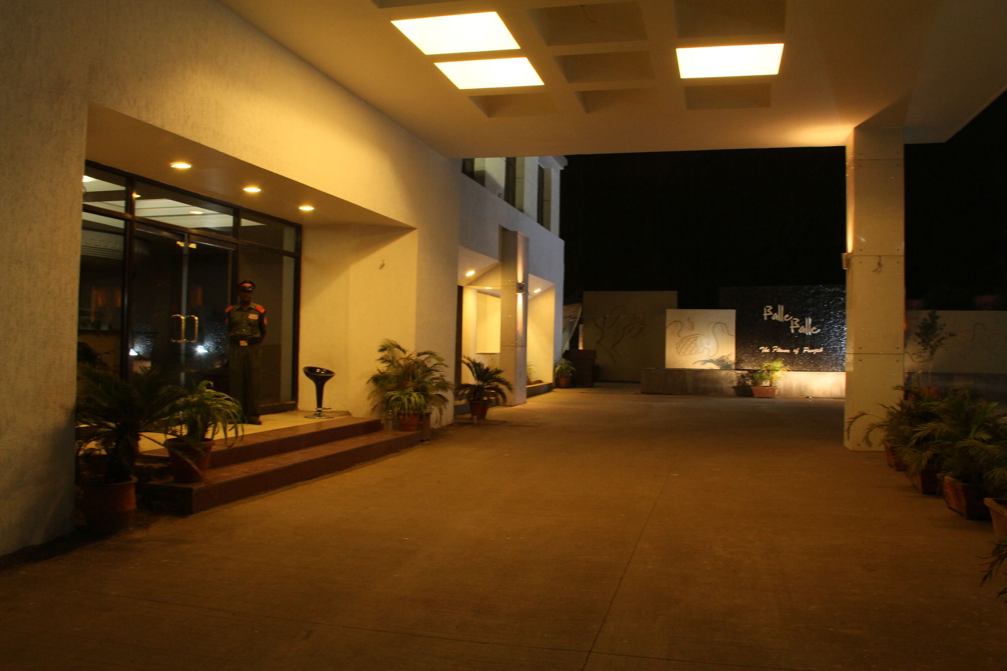 Фото The Manor Hotel