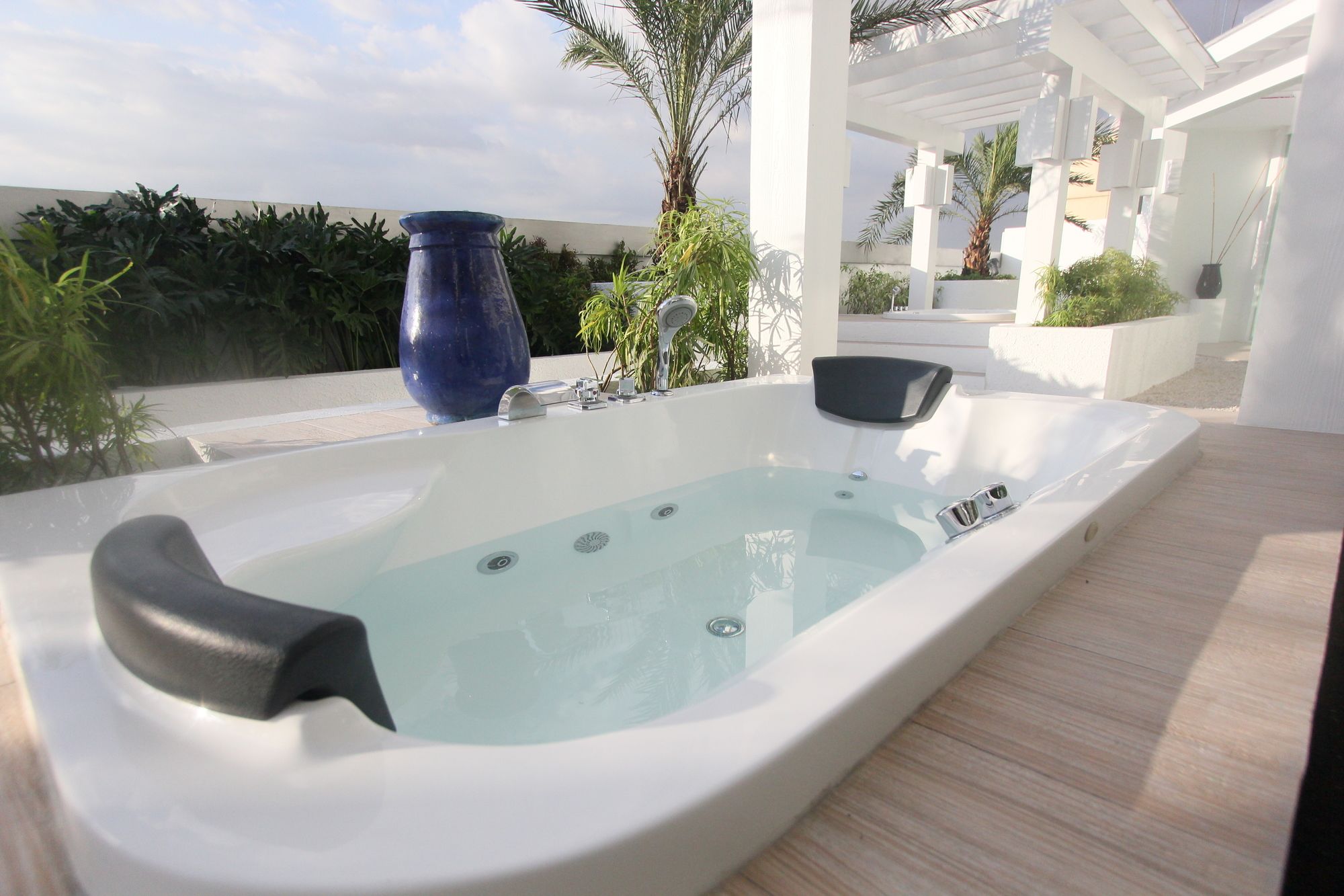 Фото The Alpha Suites