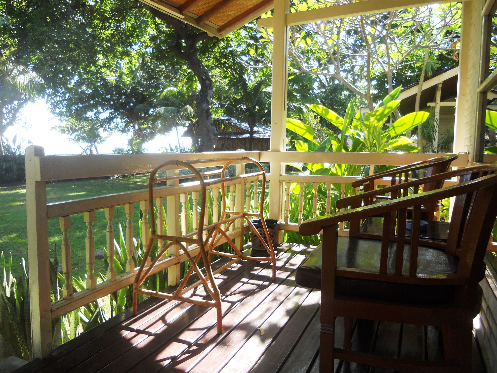 Фото Bali Lovina Beach Cottages