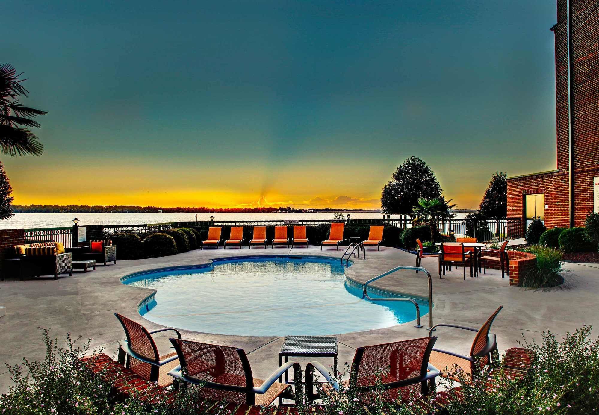 Фото Courtyard by Marriott New Bern