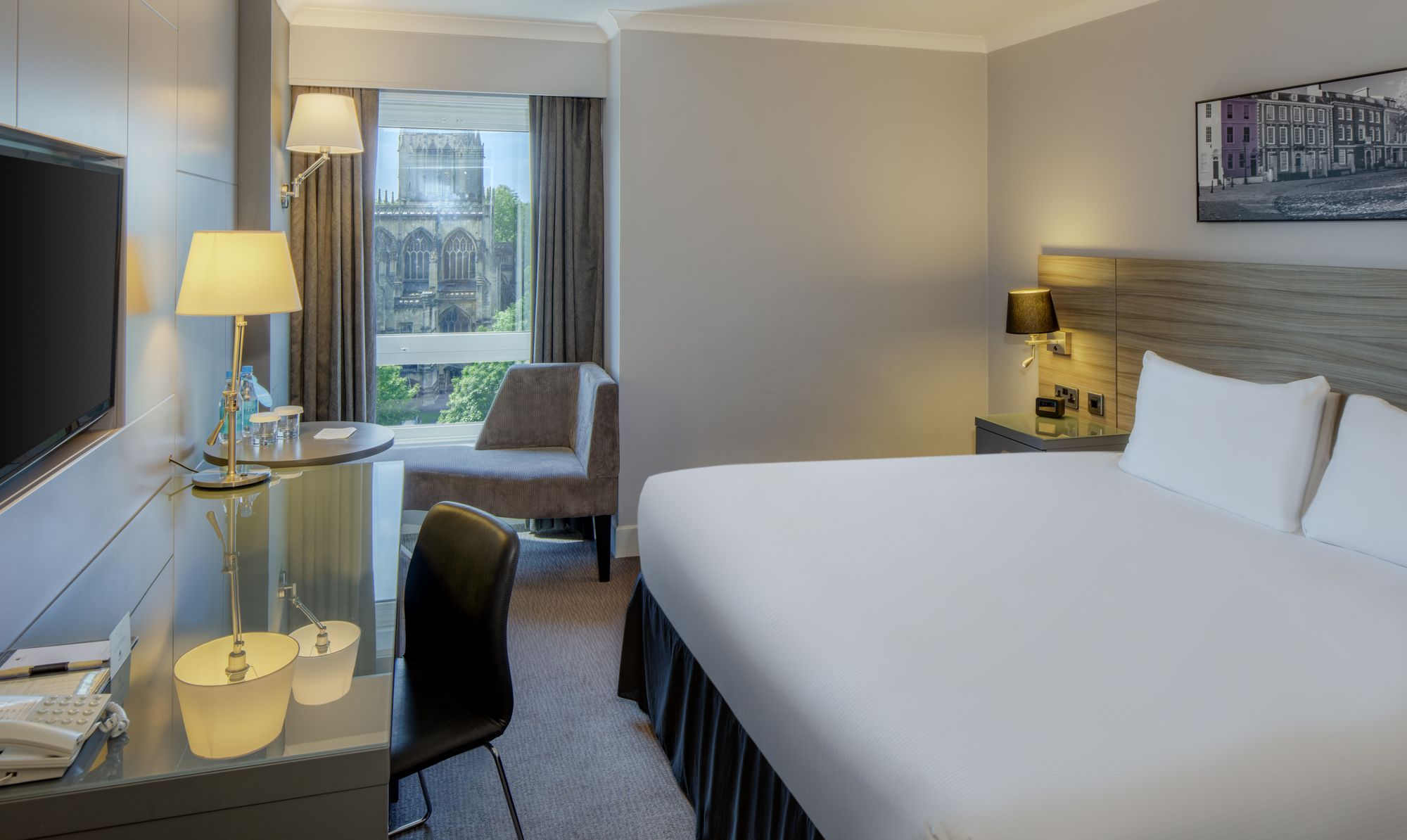 Фото DoubleTree by Hilton Bristol City Centre