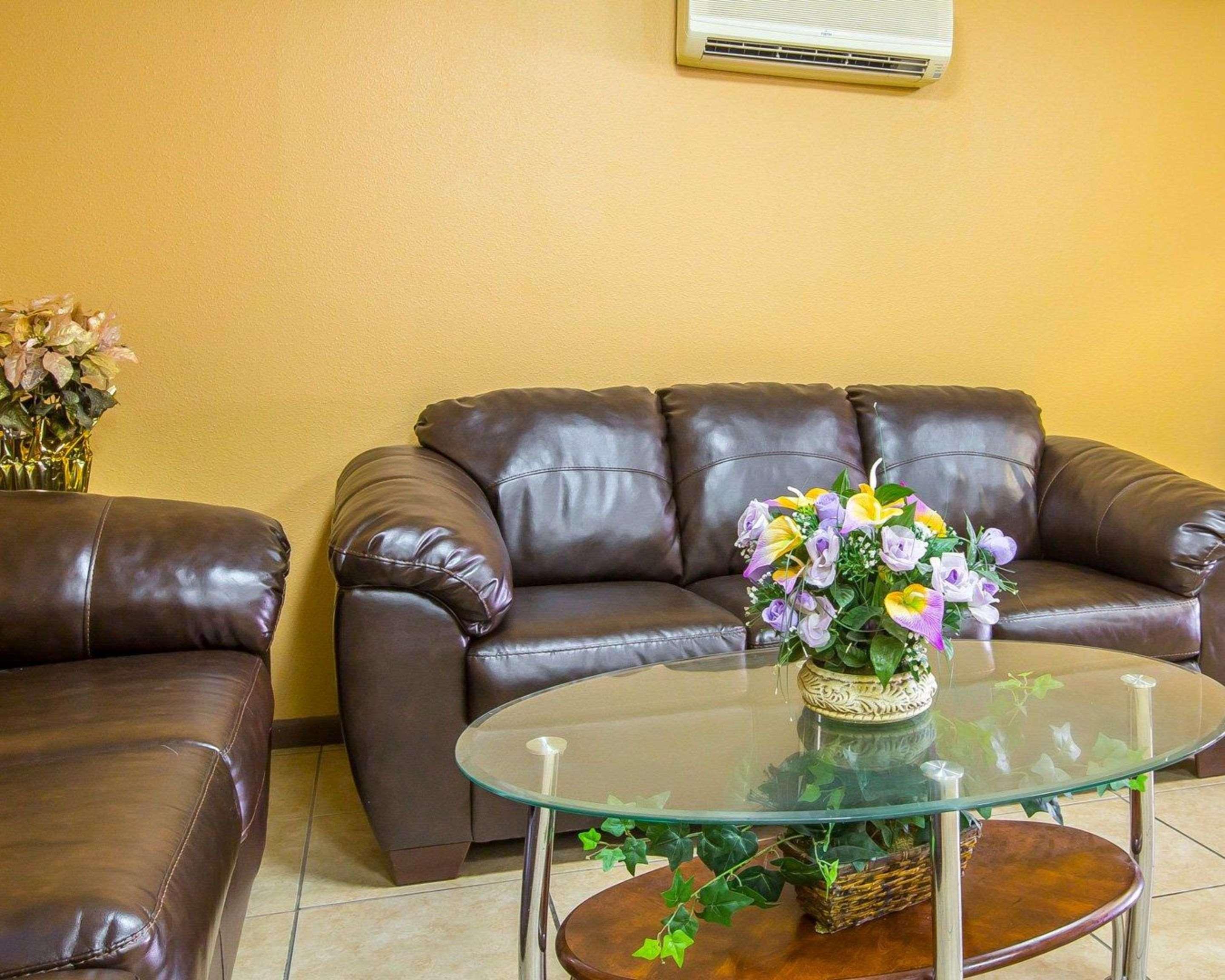 Фото Econo Lodge Massena Hwy 37