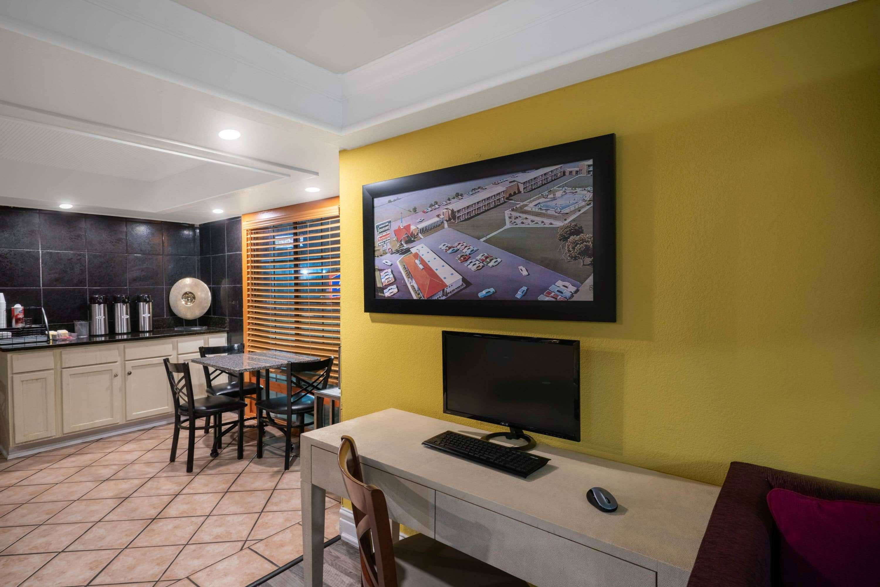 Фото Howard Johnson by Wyndham Atlanta College Park