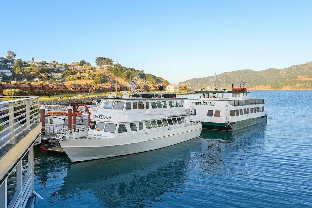 Фото Waters Edge Hotel