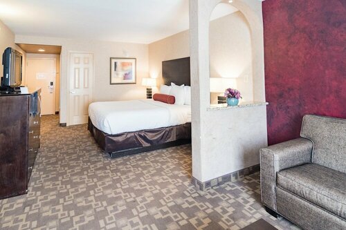 Гостиница Clarion Inn Elmhurst - Oak Brook near I-88, I-290, I-294 в Элмхерсте