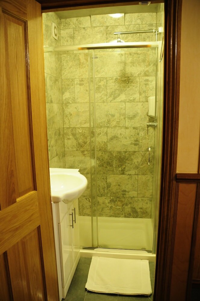 Фото Cricklewood Lodge Hotel