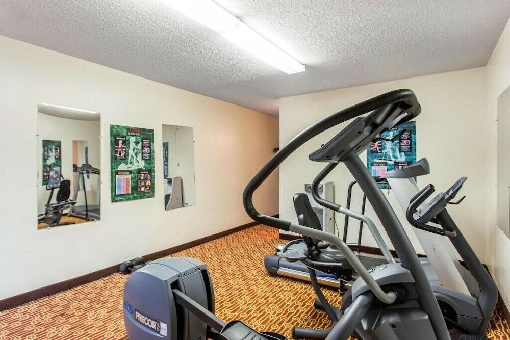 Фото Studios & Suites 4 Less Charlotte