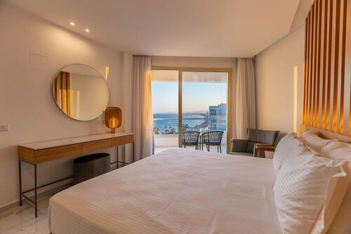 Гостиница Golden Bay Beach Hotel в Ларнаке