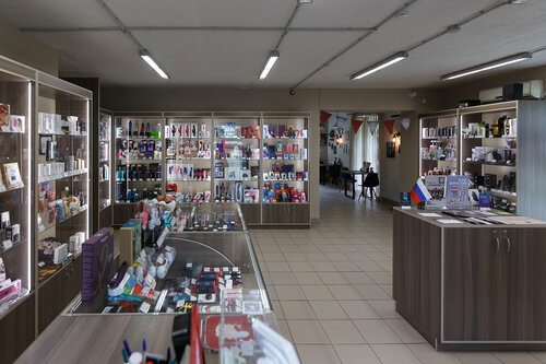 Әйелі күйеуінің алдында трахаеттенеді (жыныстық әйел)