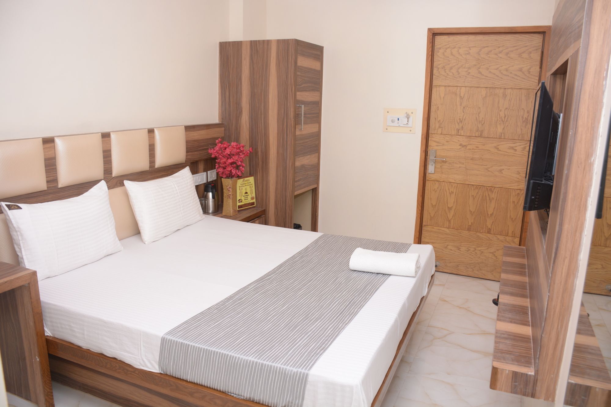 Фото Hotel Golden Oasis Delhi
