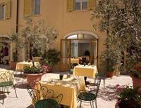 Фото Racetrack Road Hotel