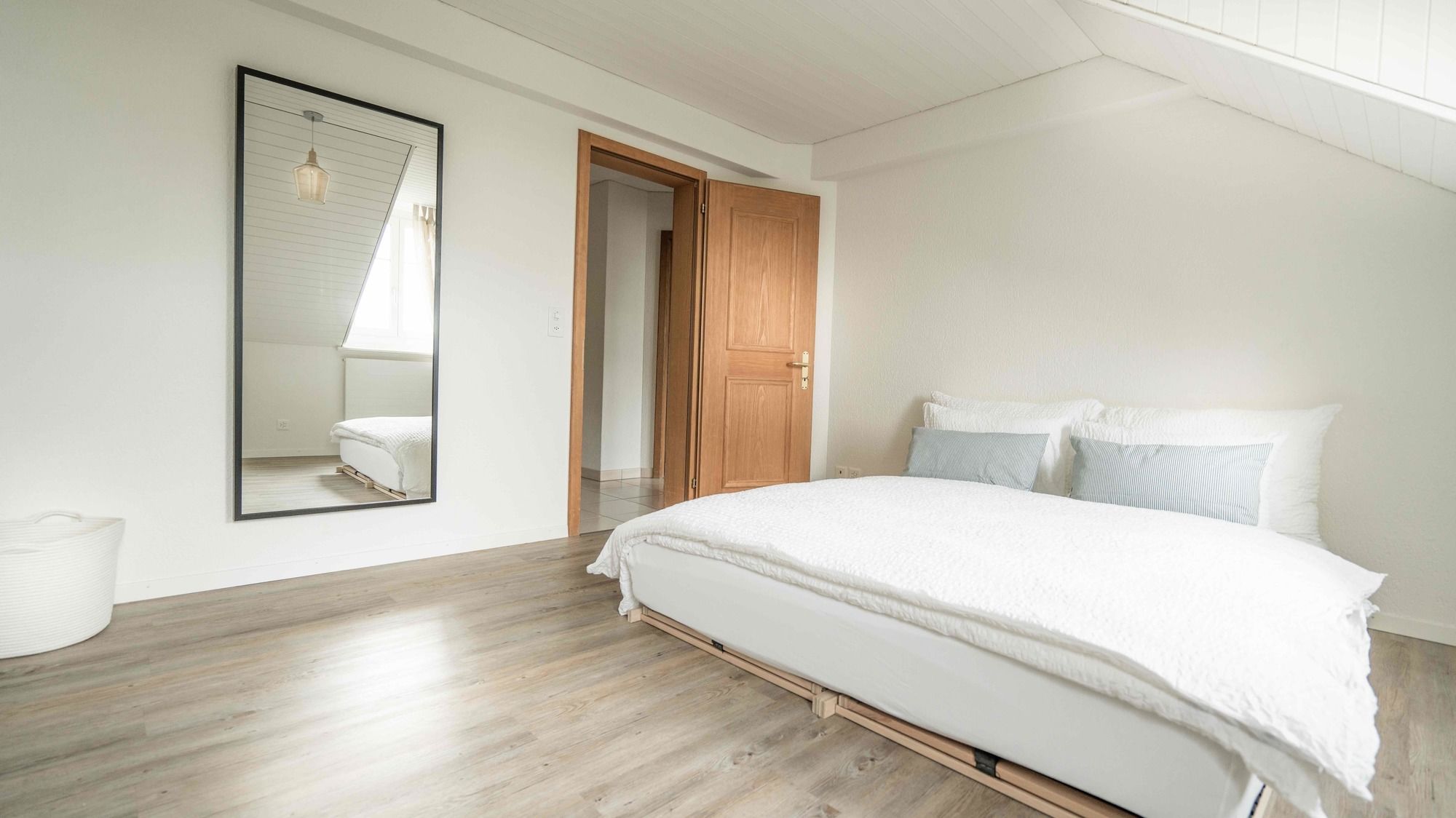 Фото Löwenplatz Apartment near Station by Airhome