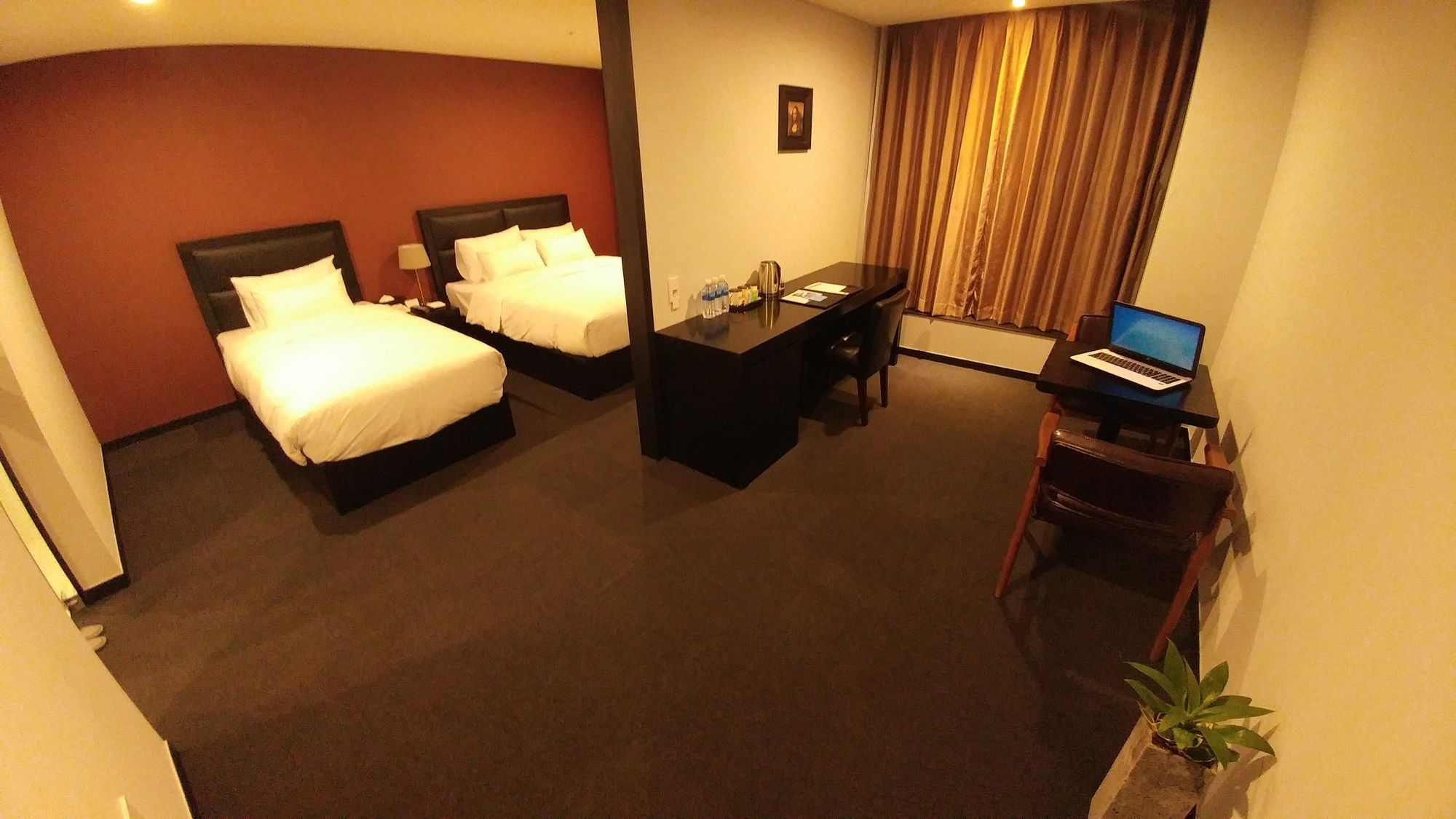 Фото Gangneung Tourist Hotel
