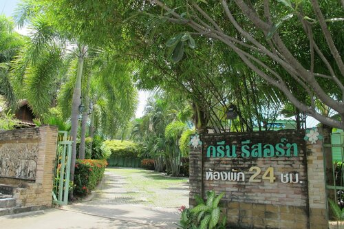 Гостиница The Green Resort Sri Racha