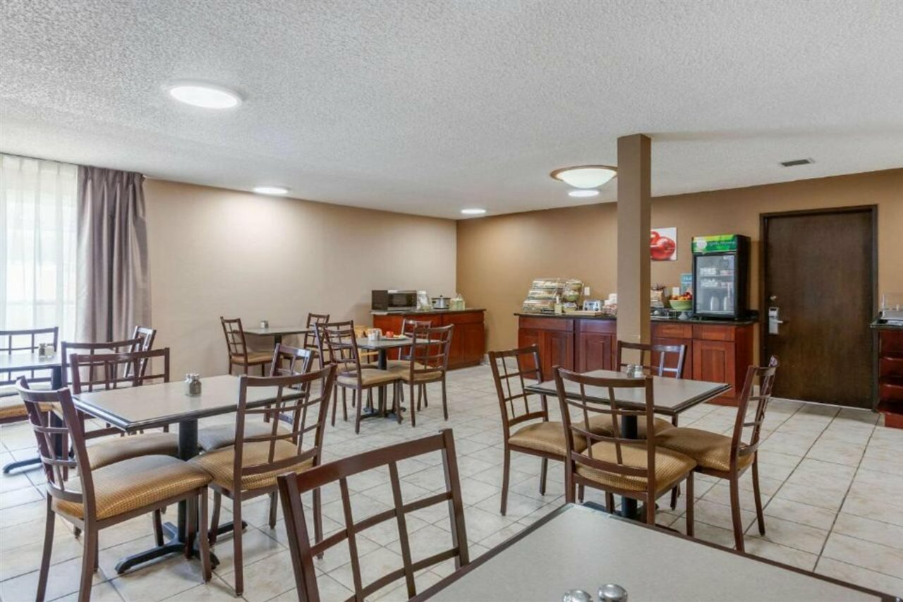 Фото Rodeway Inn & Suites