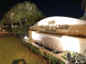 Гостиница The Colony Club Inn & Suites