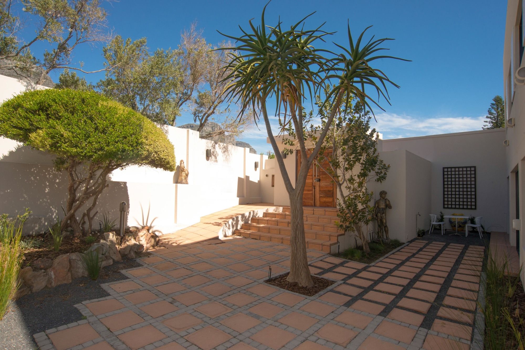 Фото The Blue Emerald