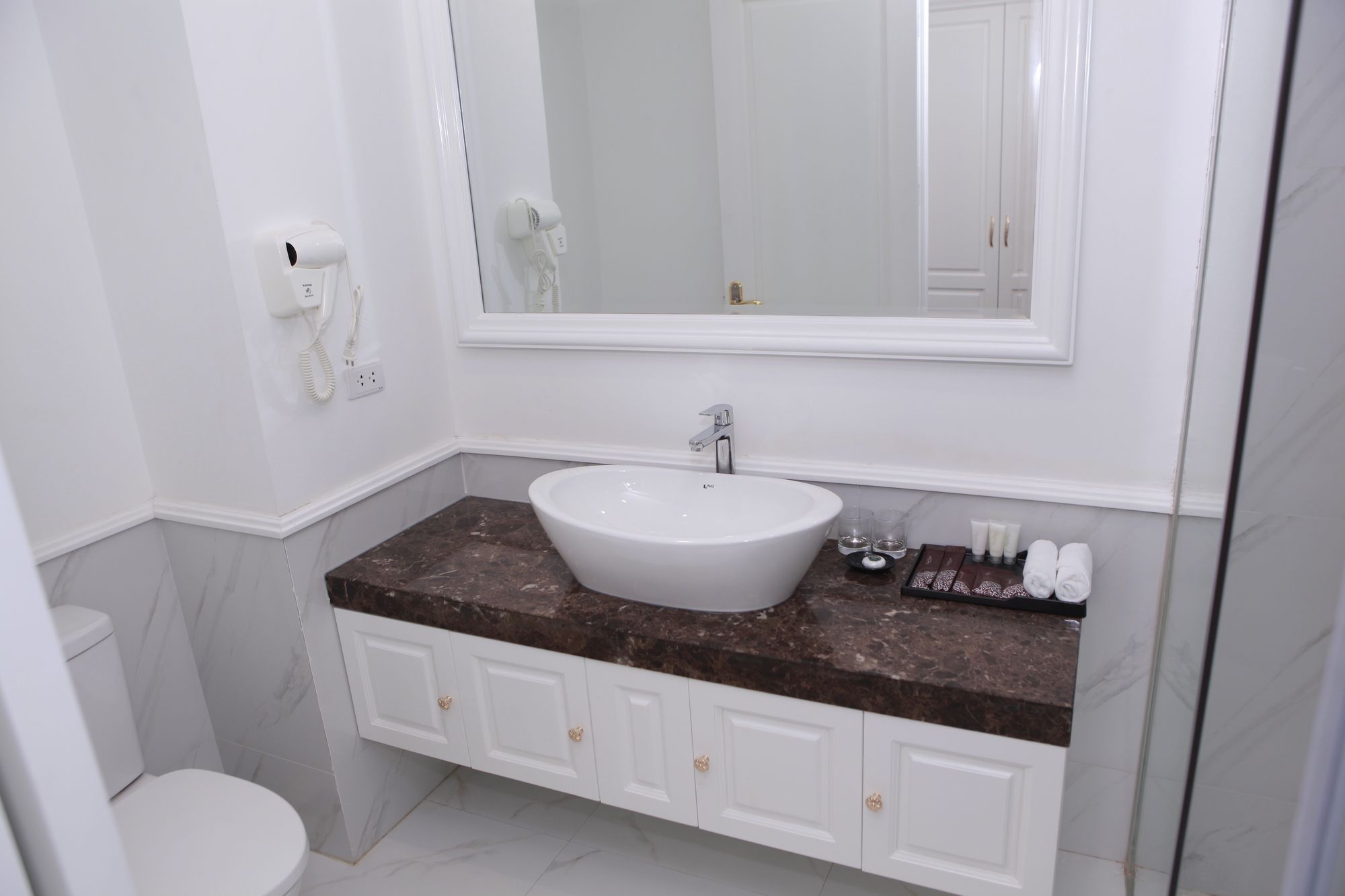 Фото Adonis Hotel