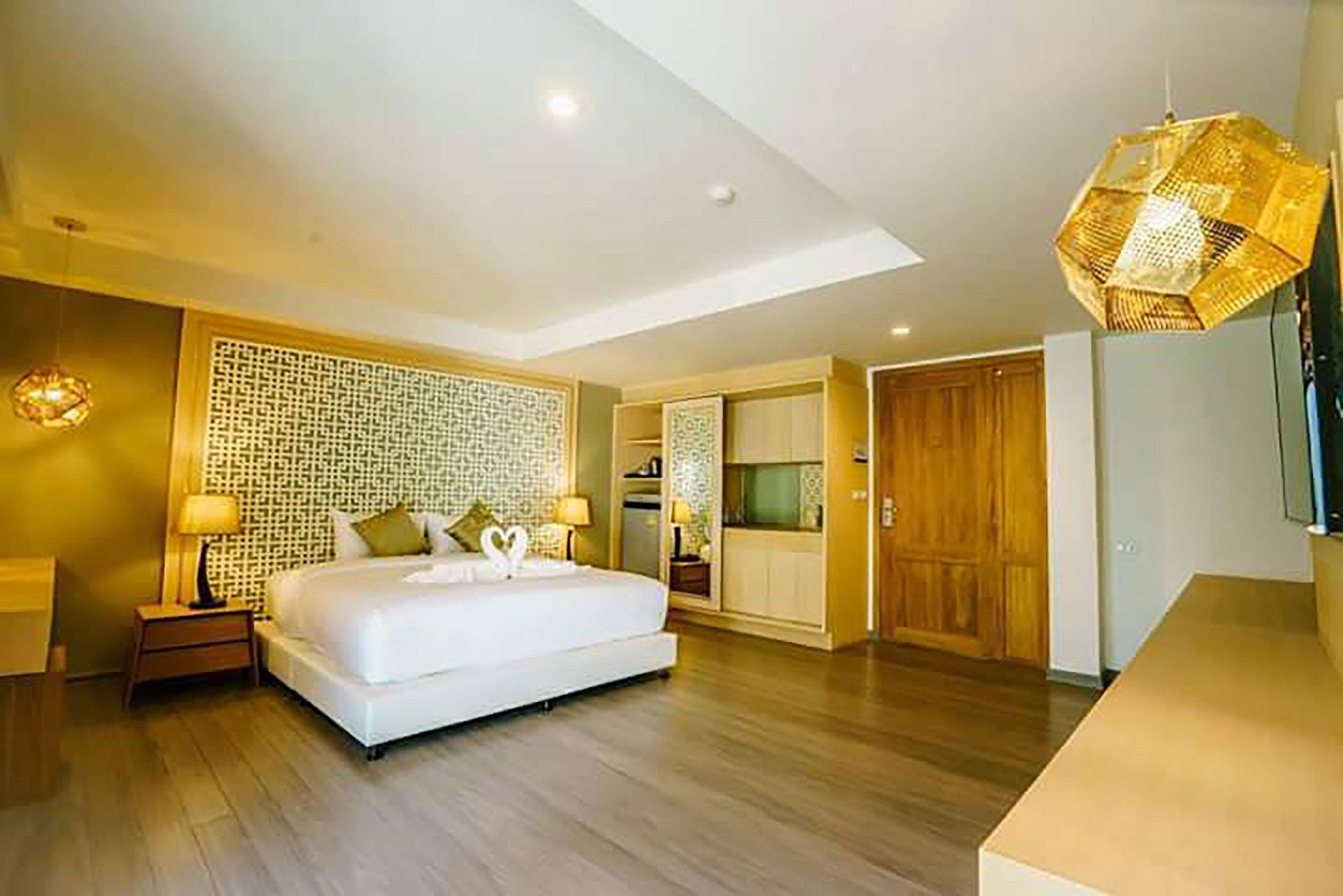 Фото Moon Dragon Hotel