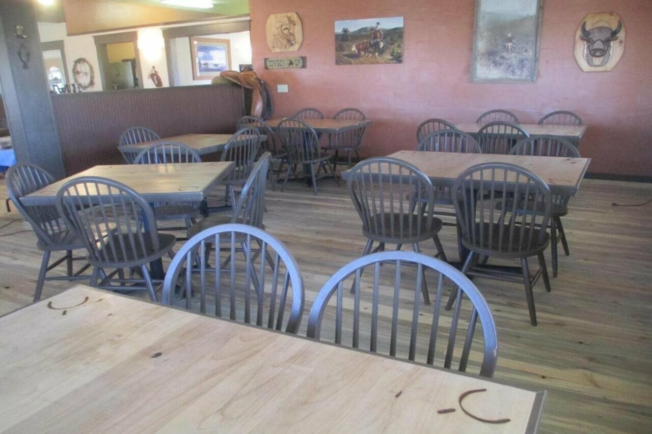 Фото Broken Spur Inn & Steakhouse