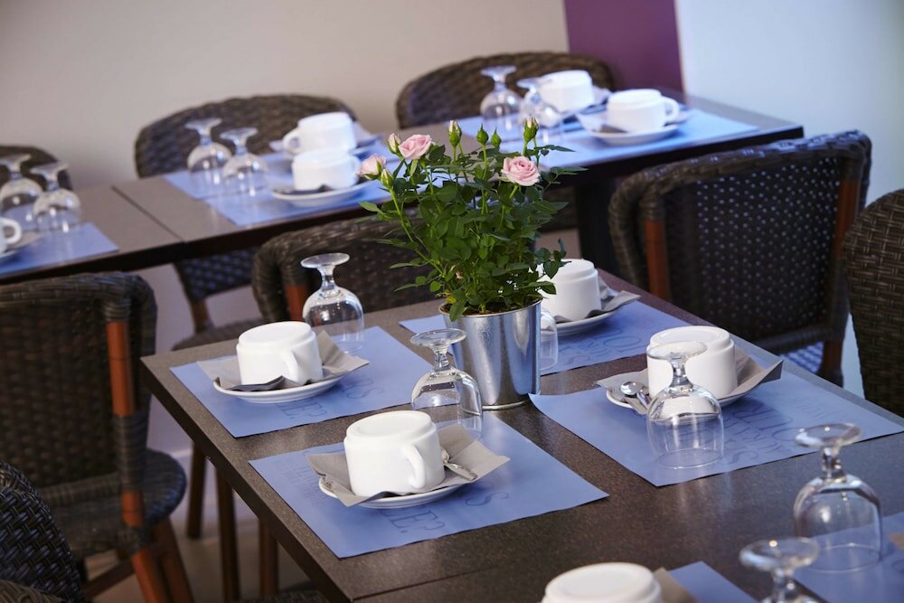 Фото Hotel Kyriad Paris 10 - Canal Saint Martin - République