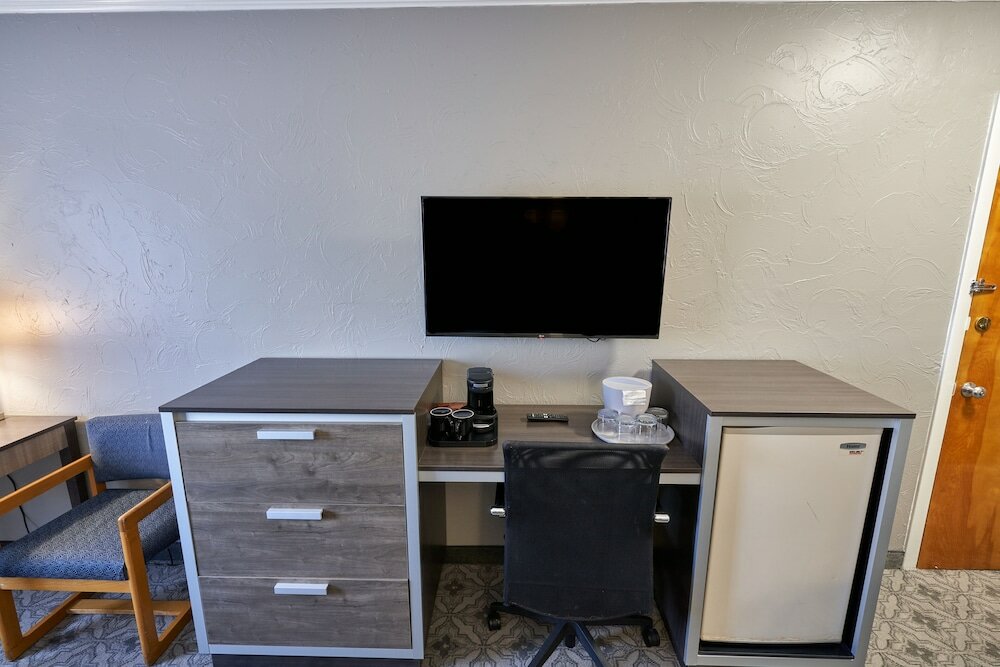 Фото Ambassador Inn & Suites