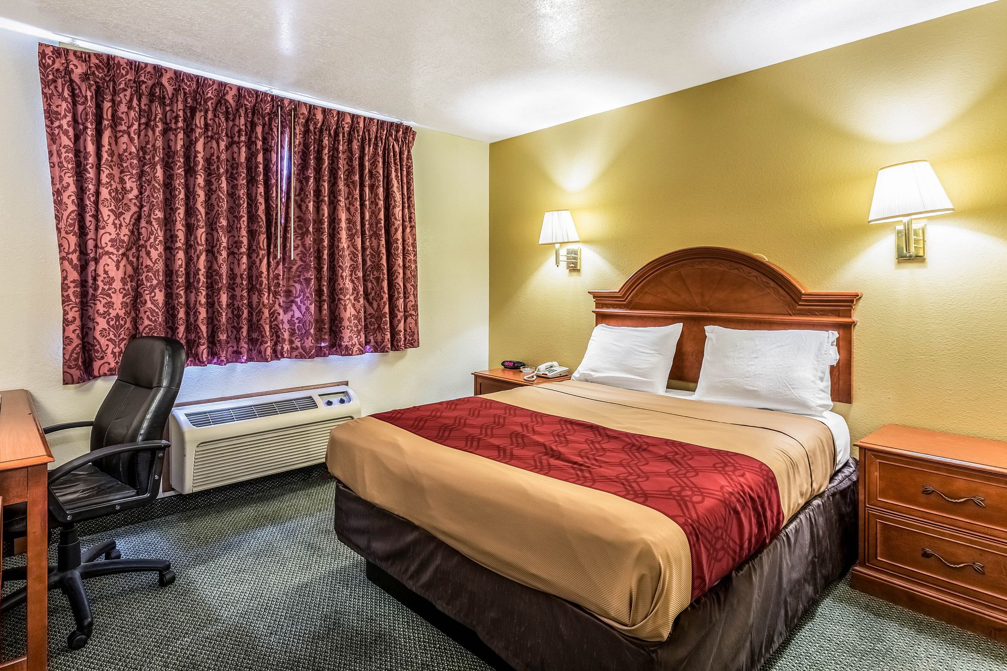 Фото Econo Lodge Inn & Suites